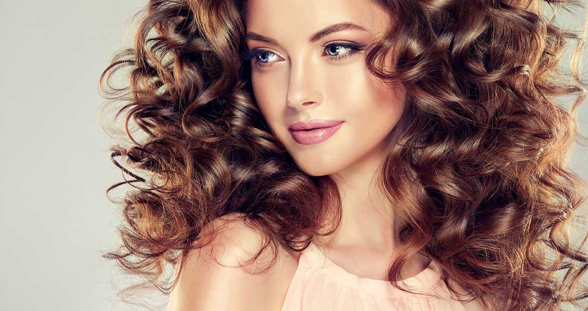 Modelo Com Cabelo Cacheado E Volumoso